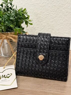 Shell Snap Black Woven Wallet NWT